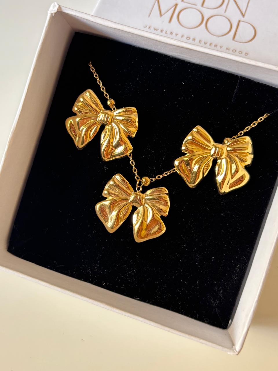 Josie Broad Bow Necklace Set